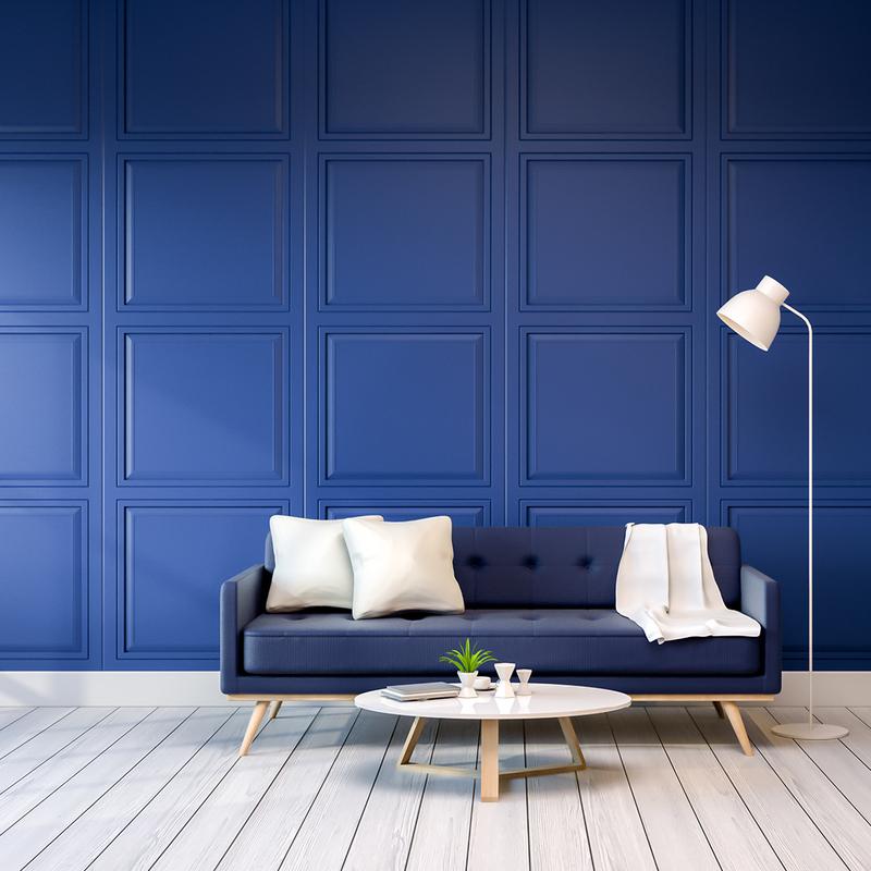 Weißer Holzboden und dunkelblaue Wand