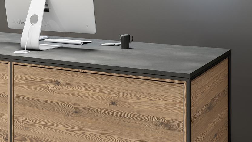 Detailaufnahme von Schreibtisch mit Computer Rückseite