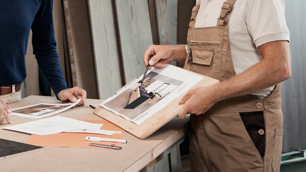 Älteres Paar wird vom #Branche1# beraten - Raumplanung