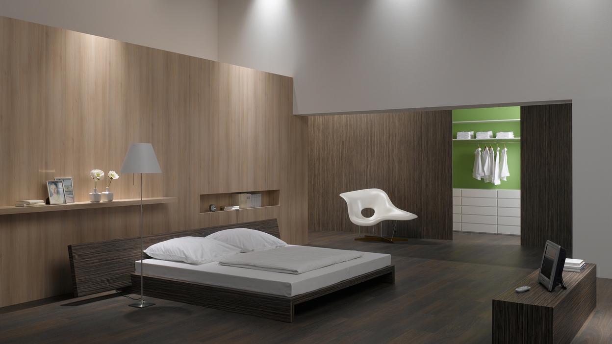 Modernes Schlafzimmer mit Spotlights und begehbarem Schrank