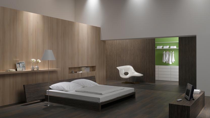 Modernes Schlafzimmer mit Spotlights und begehbarem Schrank