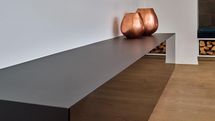 Schwarzes Sideboard mit Lackoberfläche