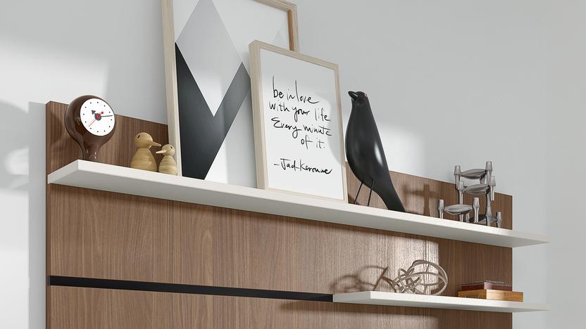 Hängeregal aus Holz mit Bildern und Deko