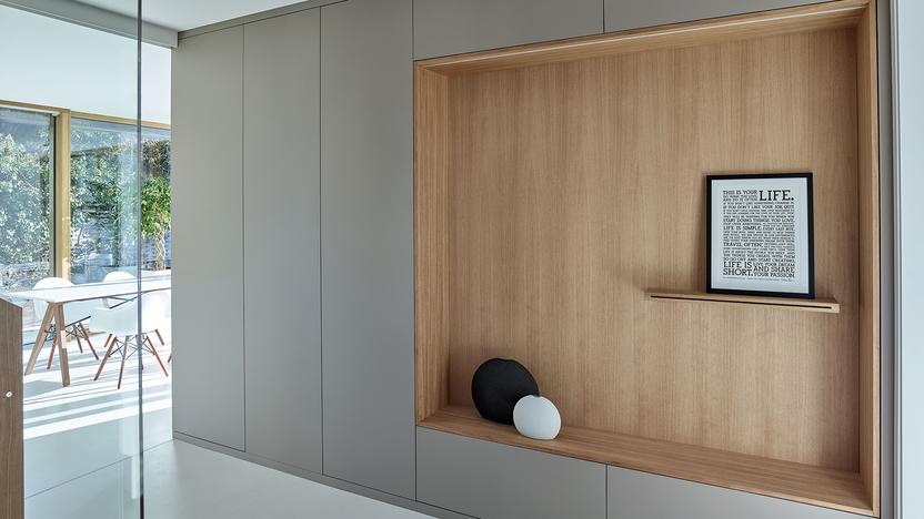 Offener Wandbereich aus Holz mit Regal